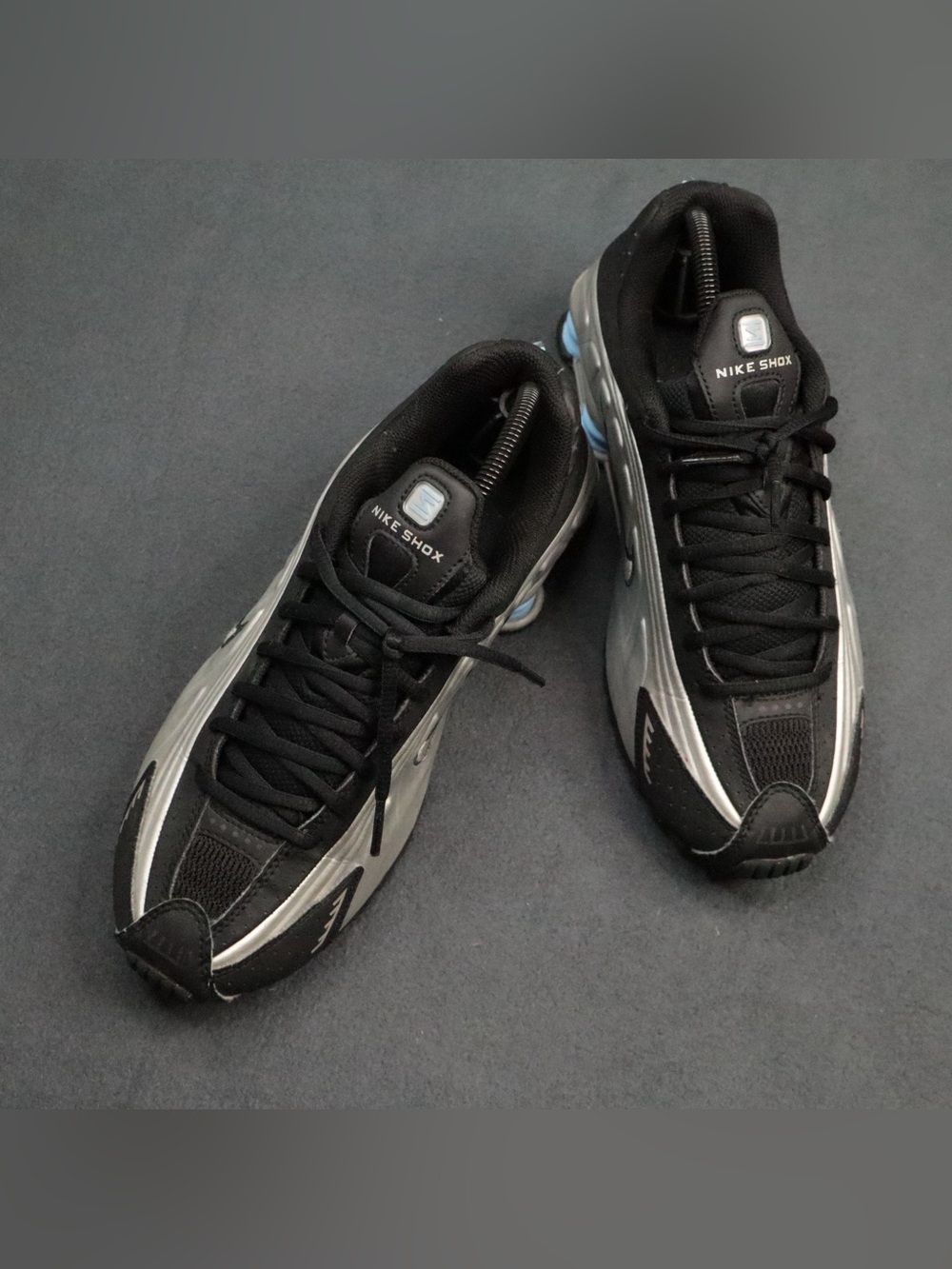 Nike Shox R4 Youth Size 7Y Womens 8.5 Metallic Silver Black Blue CW2626-004 - Picture 6 of 15
